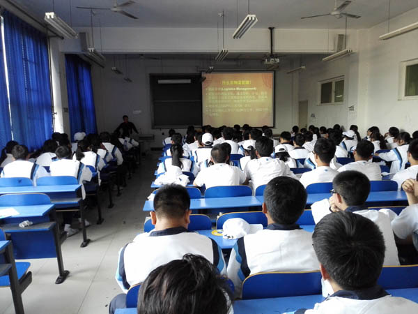 学生认真聆听.jpg 学生认真聆听.jpg
