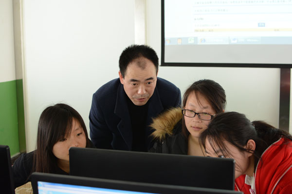 潘晓光老师给学生认真的讲解.JPG 潘晓光老师给学生认真的讲解.JPG