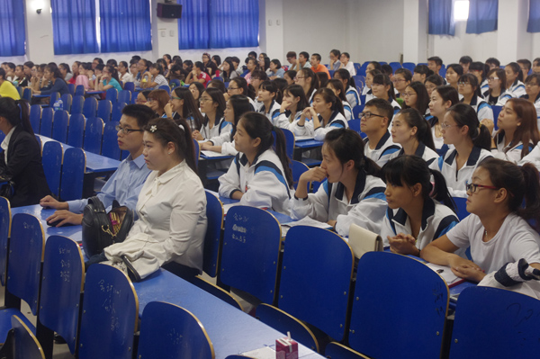 全院学生认真聆听.JPG 全院学生认真聆听.JPG