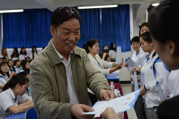 贾院长颁发证书.JPG 贾院长颁发证书.JPG