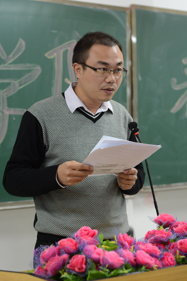 黄锦桥老师宣读获奖名单.JPG 黄锦桥老师宣读获奖名单.JPG