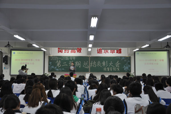 5 南老师表彰优秀学生.JPG 5 南老师表彰优秀学生.JPG