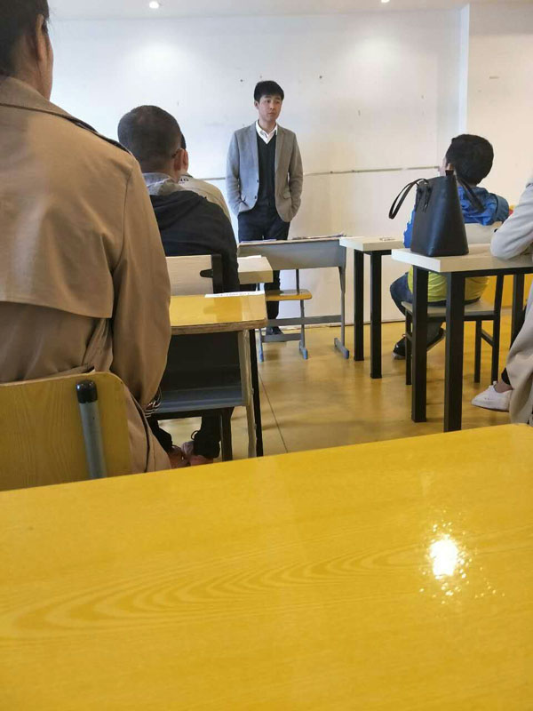 学生参加招聘笔试.jpg 学生参加招聘笔试.jpg