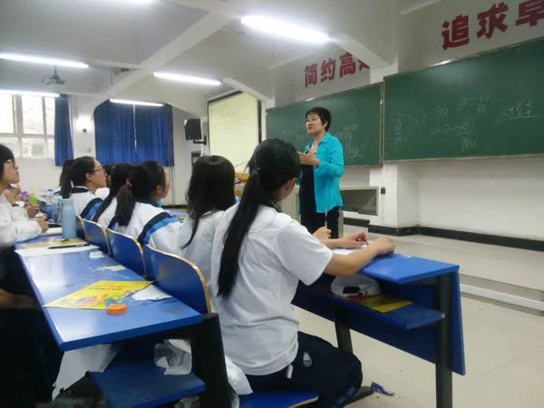 学生们认真的听课.jpg 学生们认真的听课.jpg