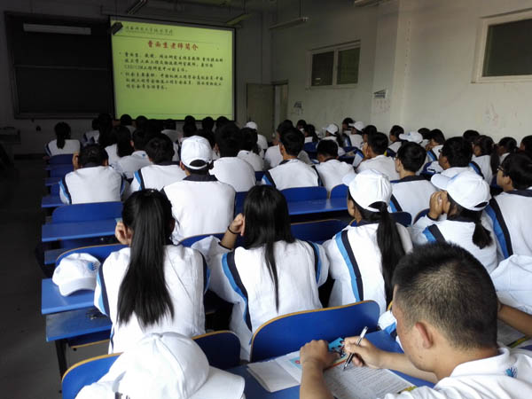 学生认真做记录.jpg 学生认真做记录.jpg