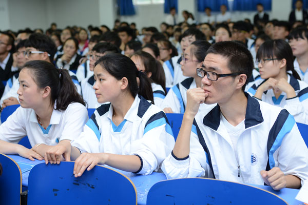 参会学生认真聆听报告.JPG 参会学生认真聆听报告.JPG