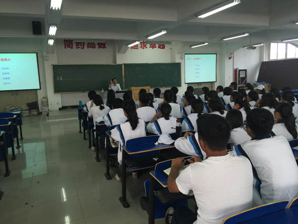 学生认真聆听.JPG 学生认真聆听.JPG