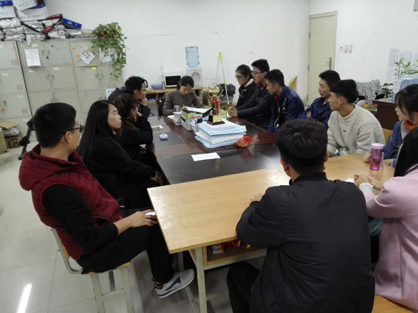 韩亚轩老师与学生座谈.jpg 韩亚轩老师与学生座谈.jpg
