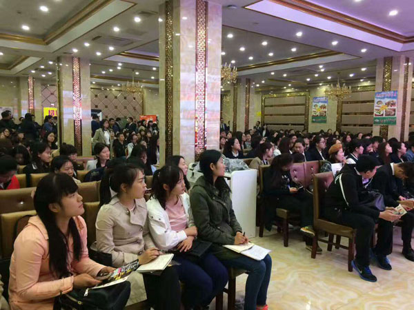 学生参加专场招聘会.jpg 学生参加专场招聘会.jpg