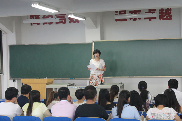 学生处范丹丹老师讲话.JPG 学生处范丹丹老师讲话.JPG