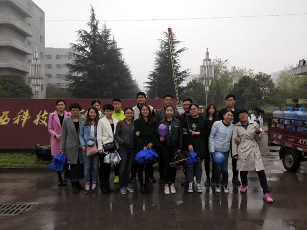 经贸学院鹿龙老师带领全体辅导员送别13级学生.jpg 经贸学院鹿龙老师带领全体辅导员送别13级学生.jpg