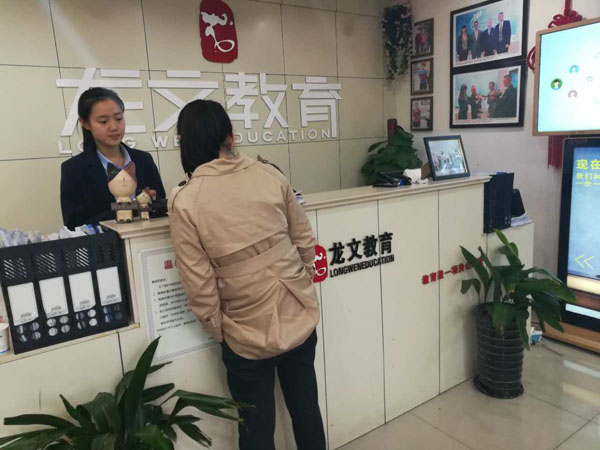 学生参加面试.jpg 学生参加面试.jpg