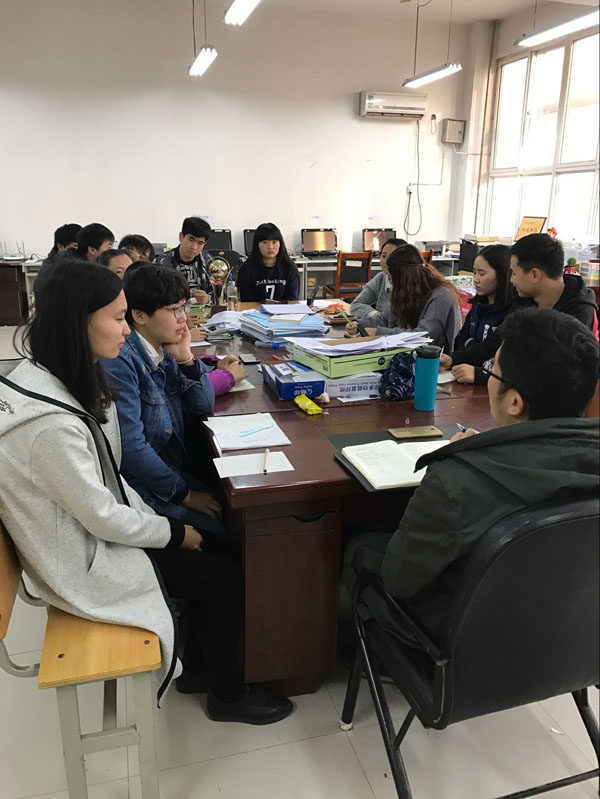 鹿龙老师与学生座谈.jpg 鹿龙老师与学生座谈.jpg