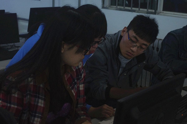 学生进行讨论.JPG 学生进行讨论.JPG