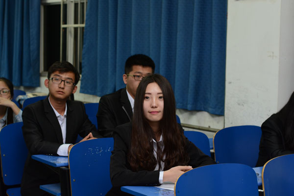 学生观看比赛现场.JPG 学生观看比赛现场.JPG