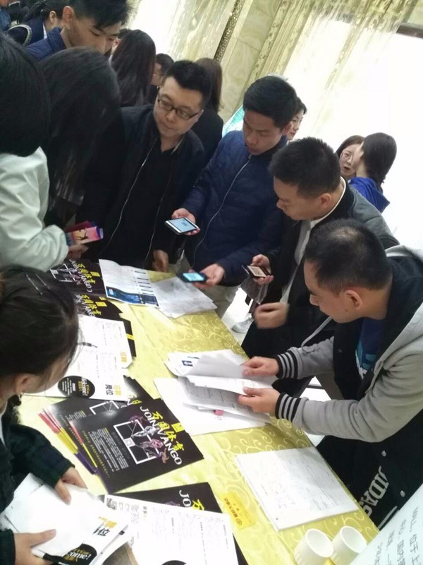 同学们正在填写面试通知单.jpg 同学们正在填写面试通知单.jpg